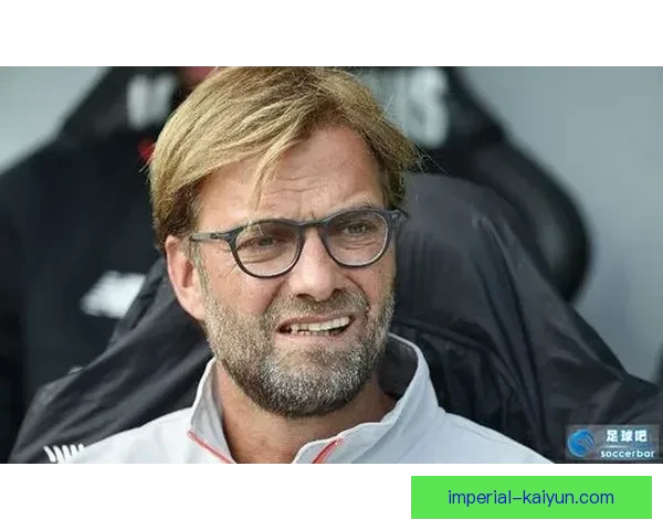 克洛普执教风格以高位逼抢与快速转换为核心，强调团队激情与战术纪律